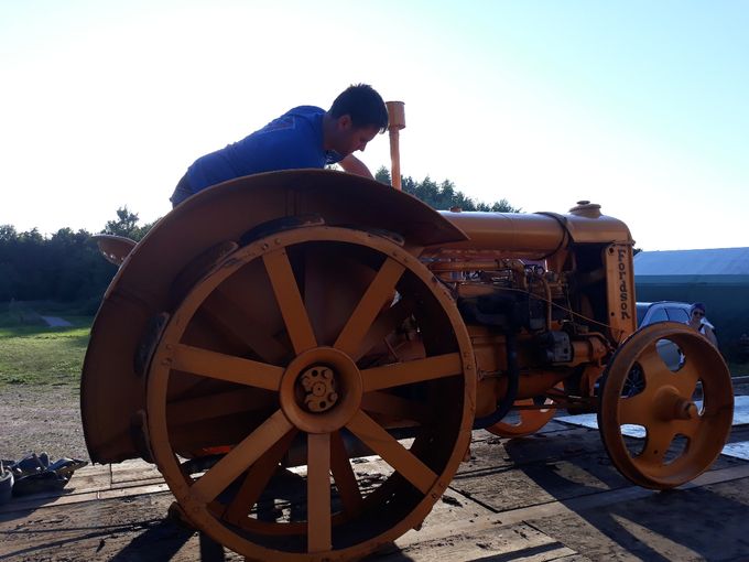 Fordson traktor ankommer til museet den kan ses i udstillingen, traktoren er udlånt af Ulrik Vittrup Olsen Hjørring