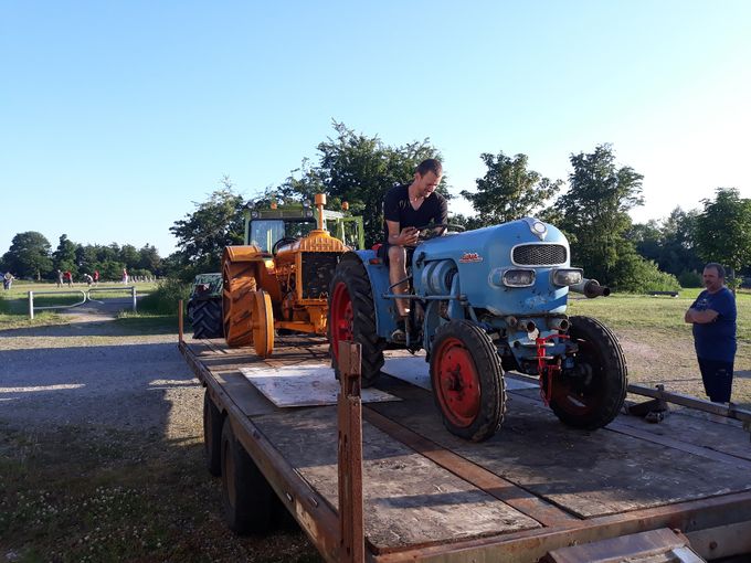 Eicher ES 202plantage traktor ankommer til museet, det er ikke den model der er flest af i Danmark. Traktoren er udlånt af Michel Meesters Hornsyld